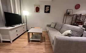 City Apartment With Sky Tower View